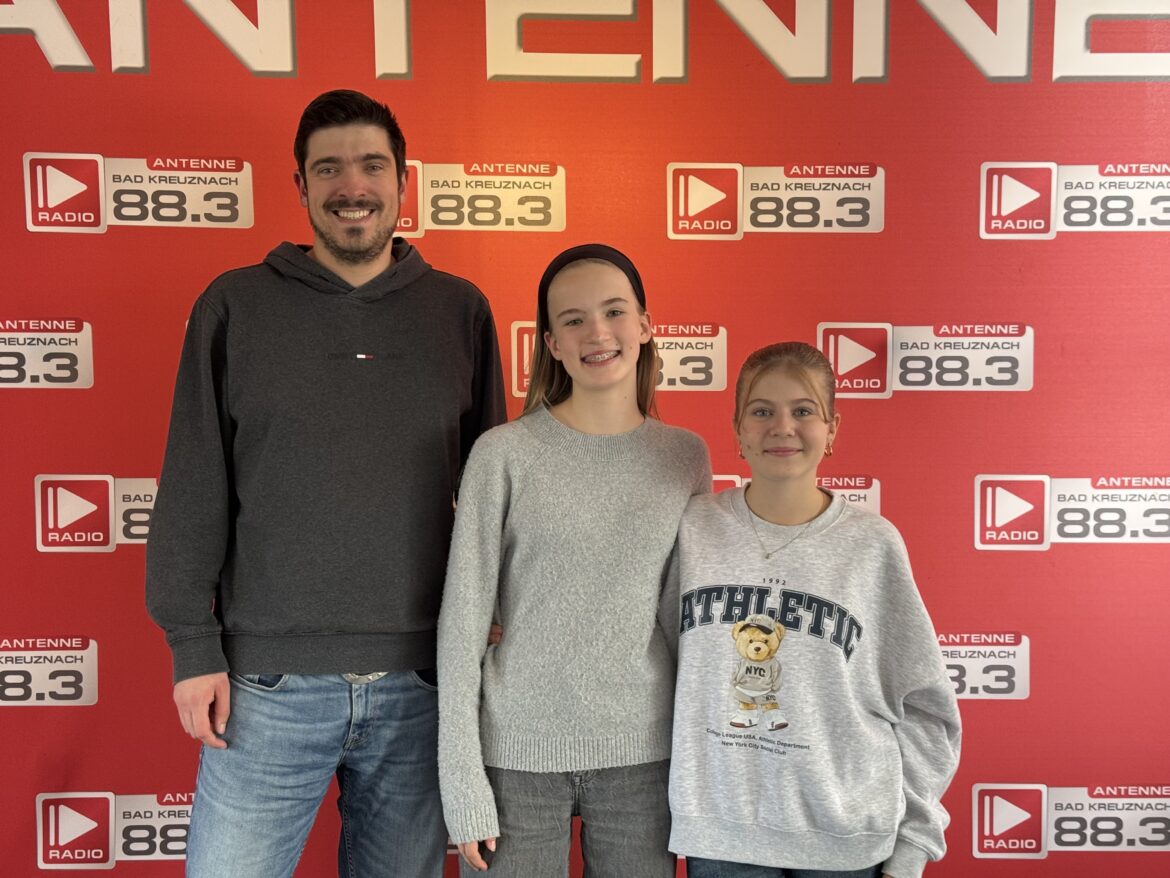 Josefine und Emma von der Alfred-Delp-Schule Hargesheim mit Radiowecker Patrick Berger