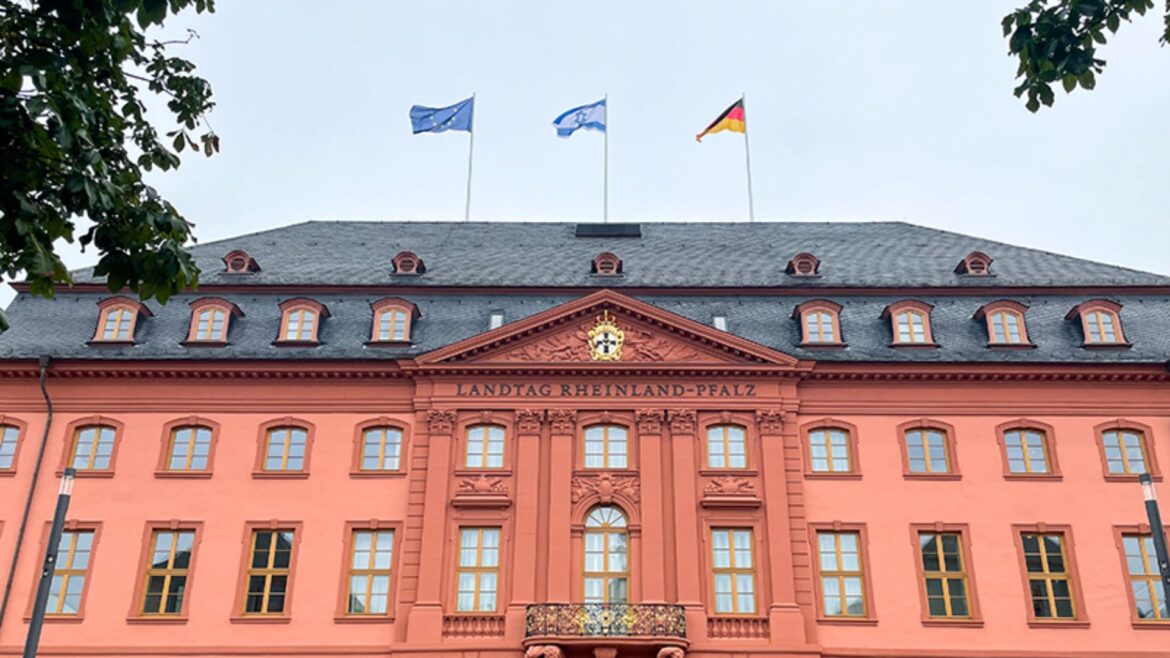 Israel-Fahne Landtag Rheinland-Pfalz