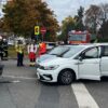 Zwei Autos kollidieren auf Kreuzung – Feuerwehr im Einsatz