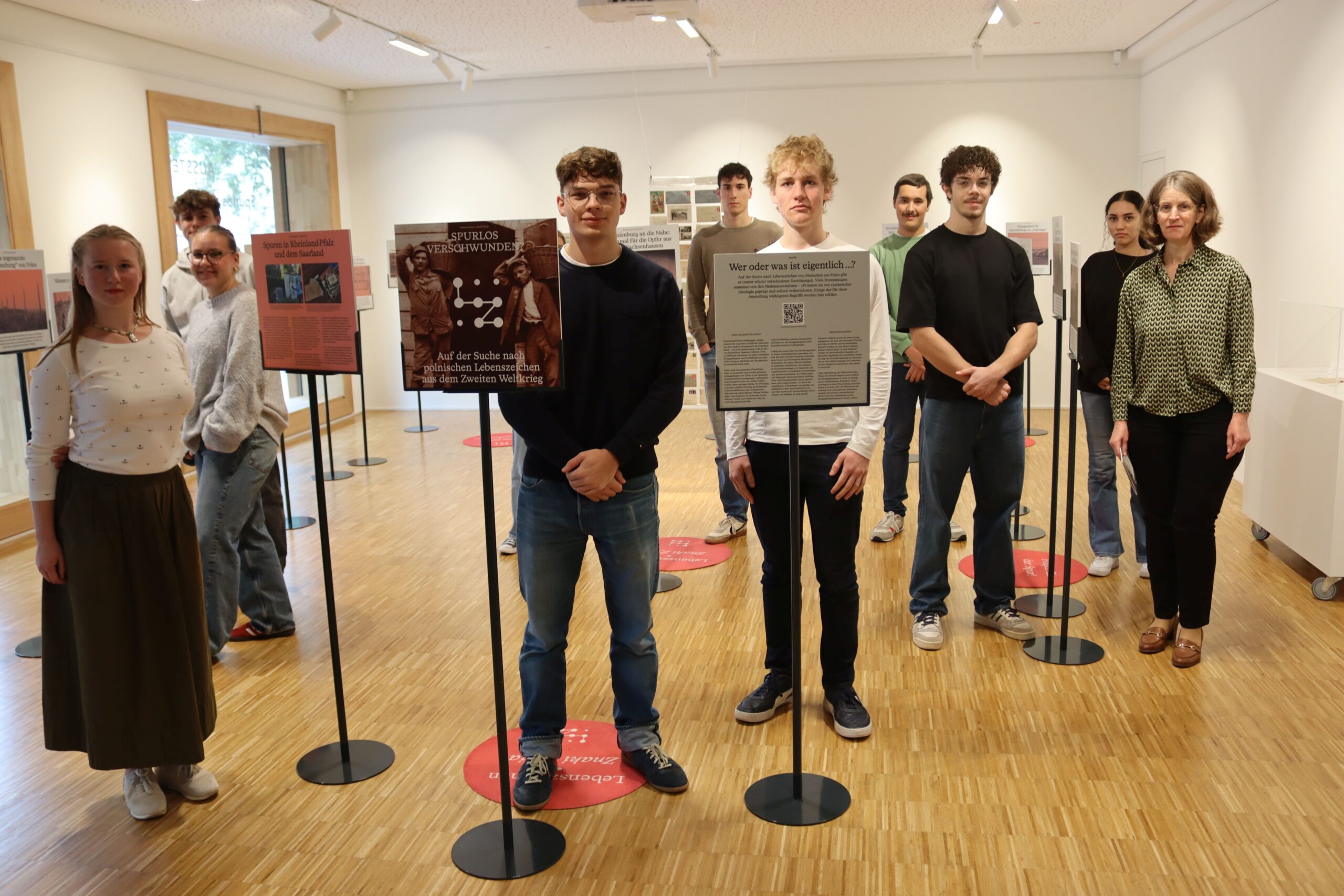  Mit ihrer Lehrerin Sandra Glanzmann besuchten Schülerinnen und Schüler des Gymnasiums an der Stadtmauer die Ausstellung im Haus der Stadtgeschichte. Foto: Hansjörg Rehbein