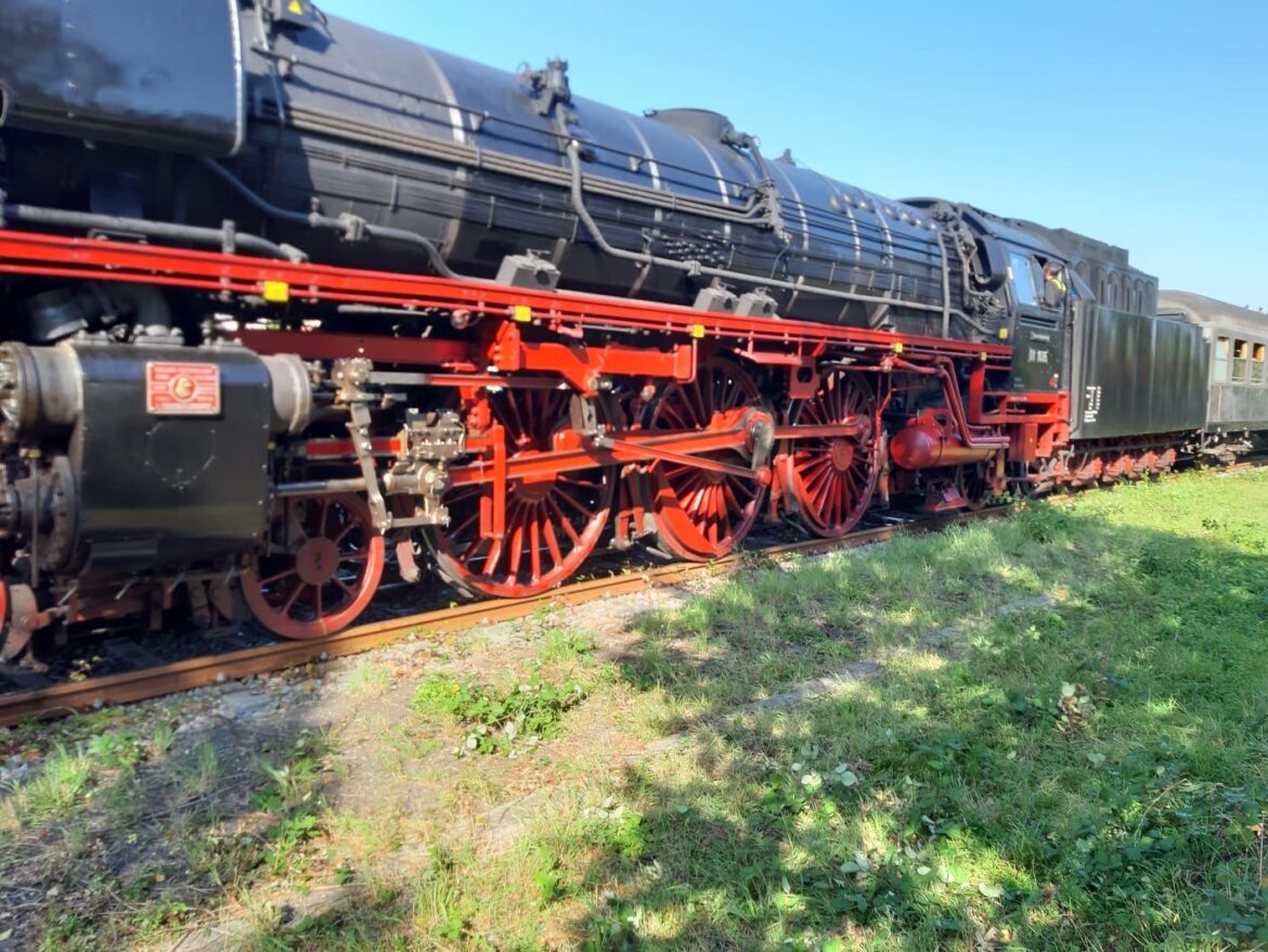 Historische Dampflok hält in Langenlonsheim