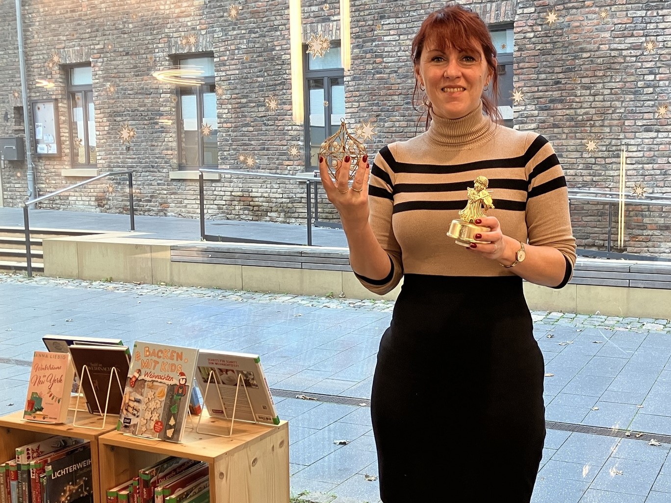 Büchereileiterin Julia Löffler vor dem Tauschregal. (Quelle: Stadt Bingen / Nese Turan)