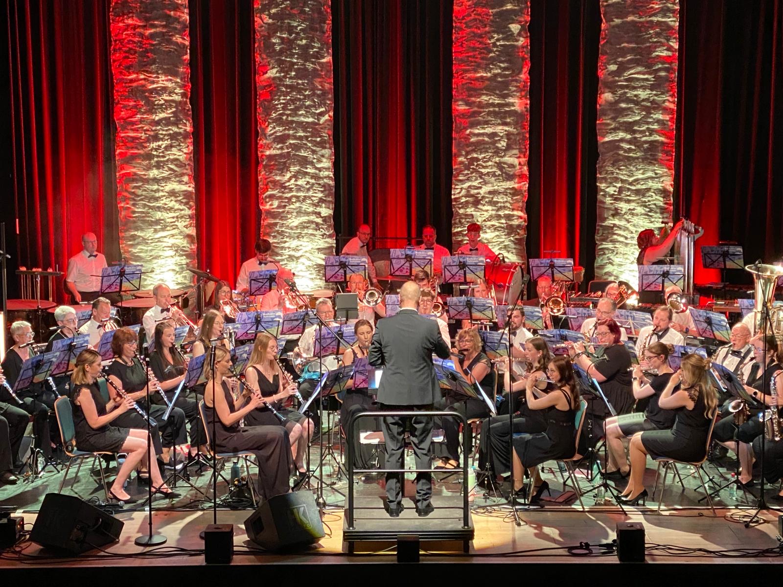 Beim diesjährigen Sommerkonzert im Stadttheater zeigte der Musikverein Tiefenstein die ganze Bandbreite seines Könnens. (Foto: Lena Lorenz)
