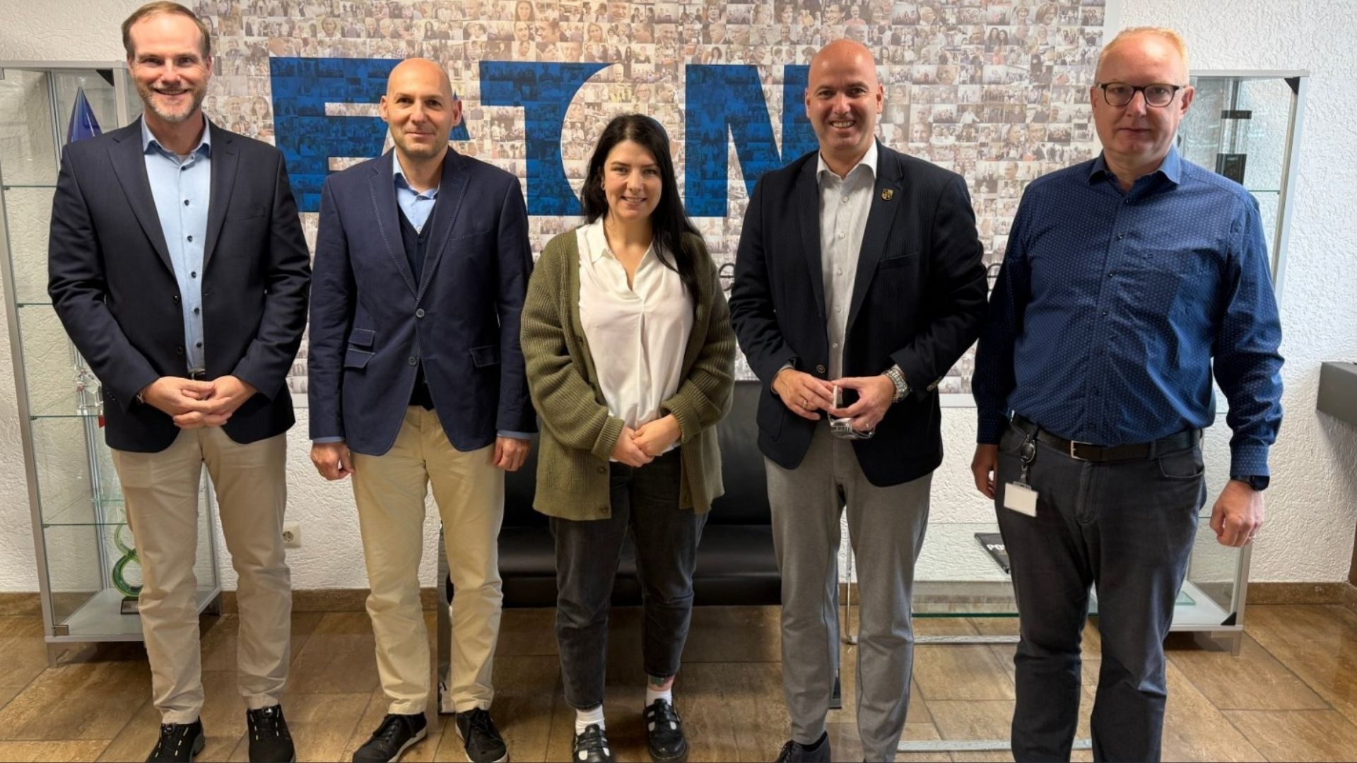 Bild: Eaton Technologies GmbH
Bildunterschrift: v.l. Jan Heimfarth,  András Karagics, Alina Stempel, Michael Cyfka und Stefan Becker im Eingangsbereich nach der Werksbesichtigung