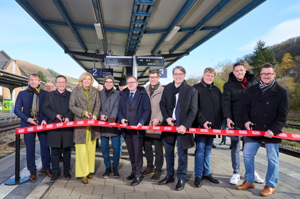 v.l.n.r.: Thomas Jung, Bürgermeister der Verbandsgemeinde Kirner Land, Michael Heilmann, Verbandsdirektor des ZÖPNV Süd, Julia Klöckner, MdB, Denis Alt, Staatssekretär im Arbeits- und Sozialministerium, Stefan Schwinn, Leiter Regionalbereich Mitte der DB InfraGO AG, Geschäftsbereich Personenbahnhöfe, Oliver Kohl, Erster Kreisbeigeordneter Landkreis Bad Kreuznach, Michael Hauer, Staatssekretär im Ministerium für Klimaschutz, Umwelt, Energie und Mobilität des Landes Rheinland-Pfalz, Frank Ensminger, Bürgermeister der Stadt Kirn, André Schulte, Leiter Bahnhofsmanagement Mainz, und Markus Stein, Mitglied des Landtags Rheinland-Pfalz. Foto: Deutsche Bahn AG / Stefan Wildhirt.