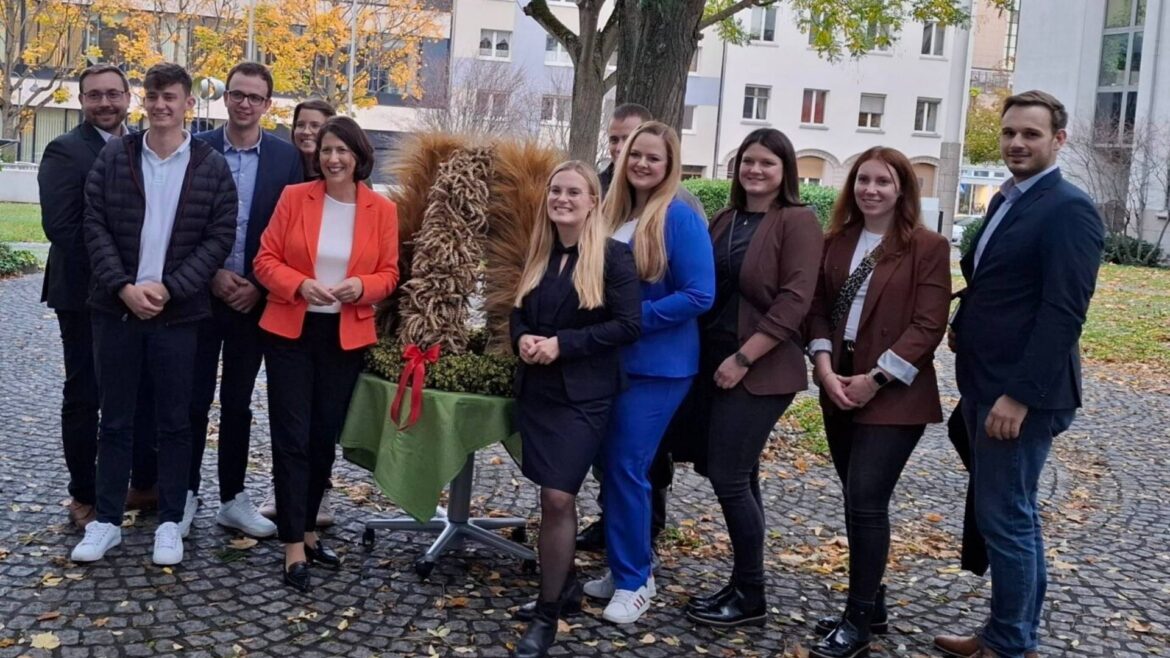 Landjugend übergibt Ministerin Daniela Schmitt die Erntekrone