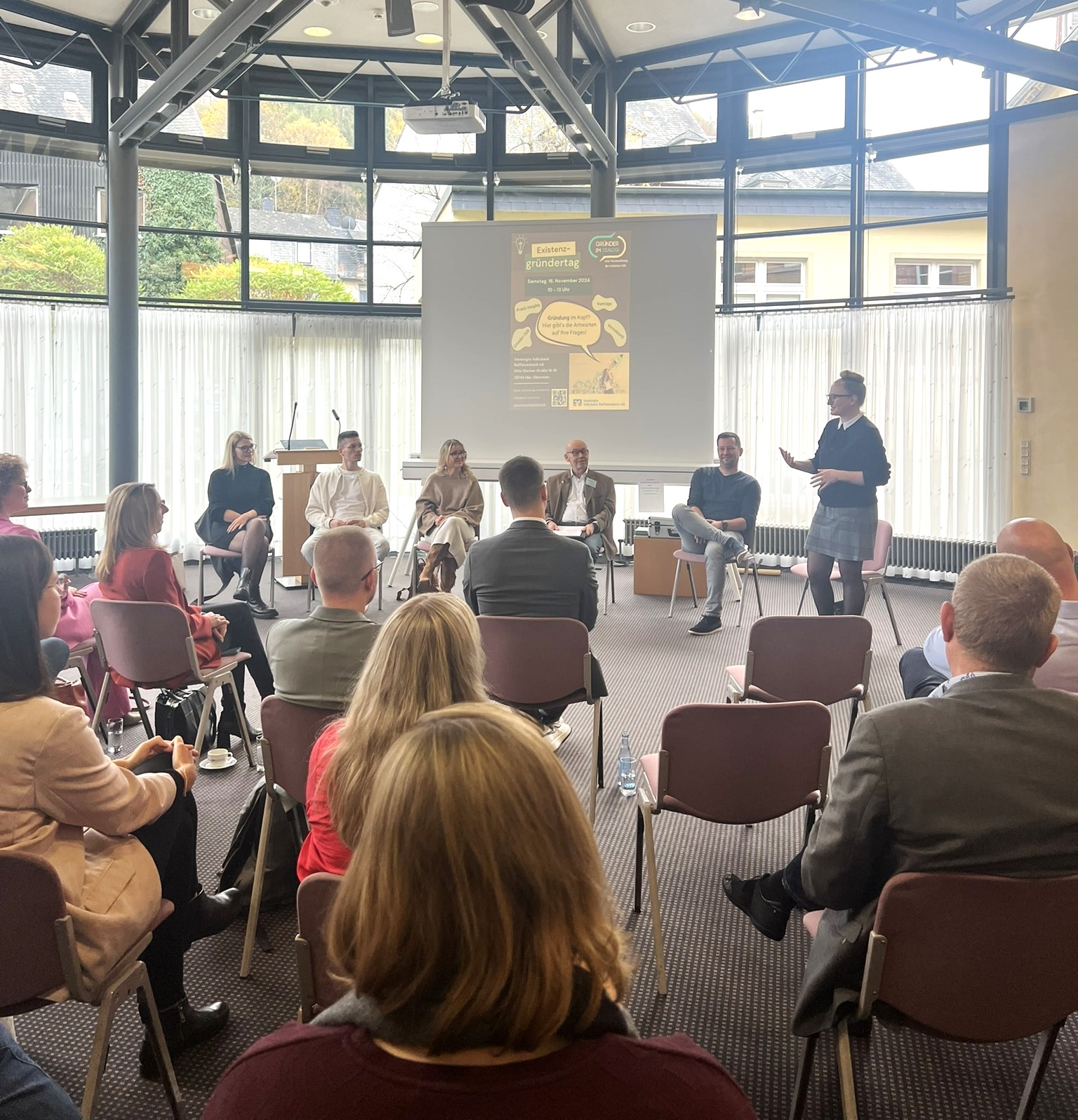 Quelle. Spannende Vorträge und Talkrunden mit wertvollen Tipps sind – so wie hier im Vorjahr – die Kennzeichen des „Existenzgründertags“. Seine diesjährige Ausgabe findet am 15. November in der Birkenfelder Kreissparkassenfiliale statt. Foto: Chiara Mele (Archiv)  