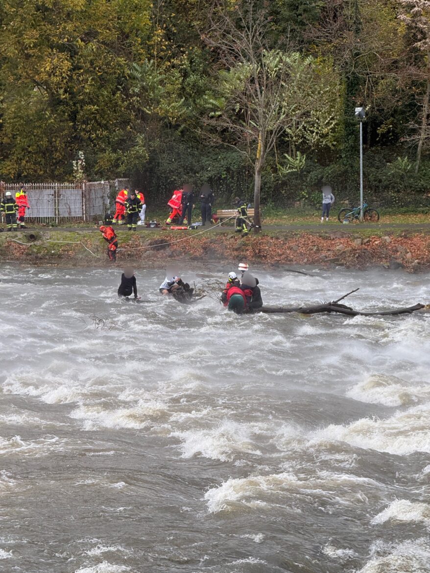  Bad Kreuznach: Kanu kentert auf der Nahe – fünf Personen gerettet - Bad Kreuznach Blaulicht  Nachrichten