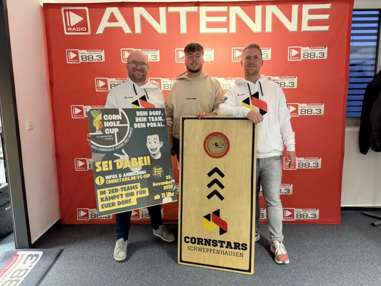 Björn Gerteis und Stefan Wopen von den Cornstars Schweppenhausen mit Paul Calmund bei Antenne Bad Kreuznach