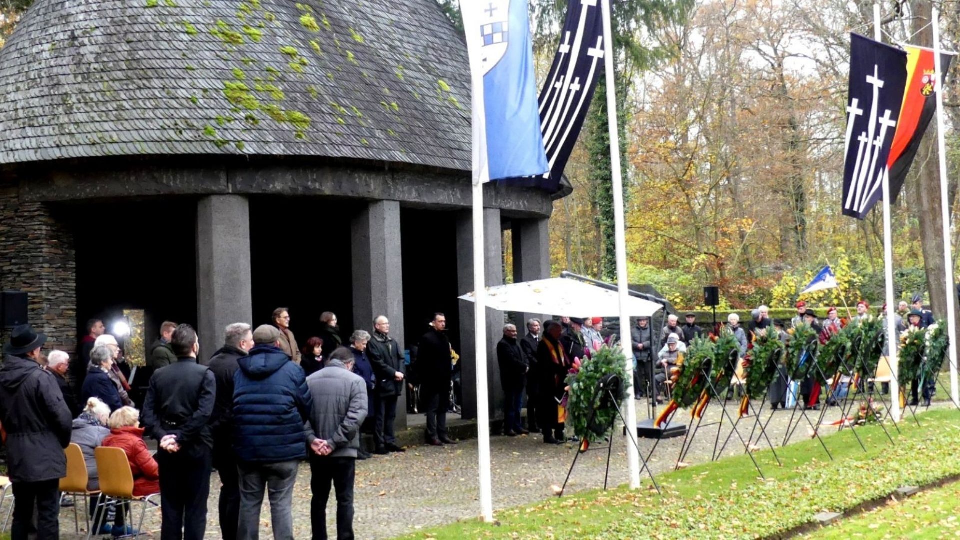Archivfoto: Gedenkfeier zum Volkstrauertag auf dem Ehrenfriedhof Lohrer Wald 2024 / Foto: Stadtverwaltung