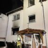 Schwerverletzter bei Gebäudebrand in Bosenheim – Feuerwehr rettet mehrere Personen aus Mehrfamilienhaus