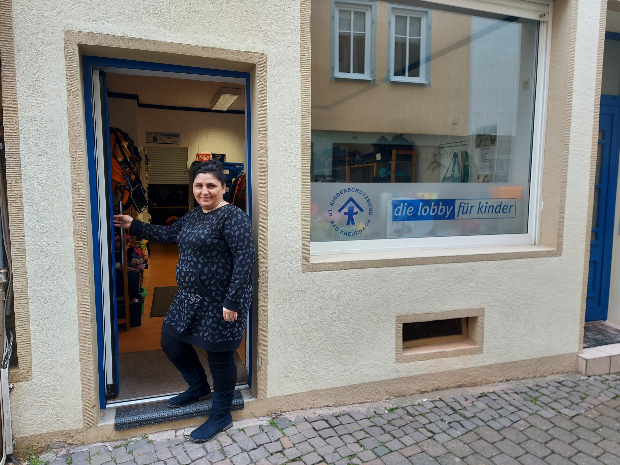 Khanum Ghevondyan vor dem Kleiderladen. Foto: Andrea Friesenhan