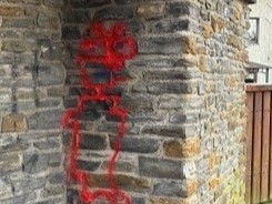  Graffiti beschädigen Gemeindeeigentum am Busbahnhof - Birkenfeld Blaulicht  Nachrichten