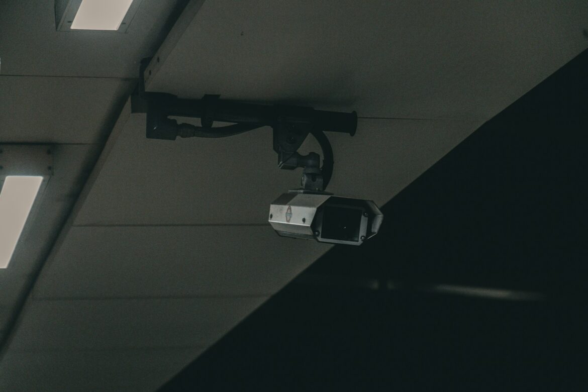 a security camera mounted to the ceiling of a building