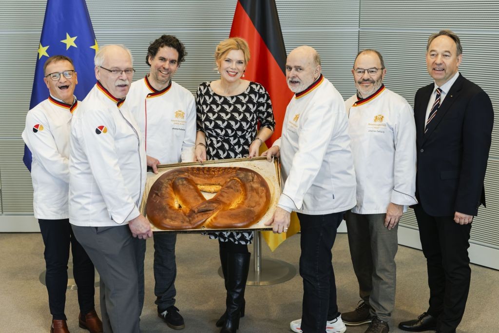 Julia Klöckner erhält Neujahrsbrezel der Bäcker-Innung Rhein-Nahe-Hunsrück - Bad Kreuznach Regional Nachrichten