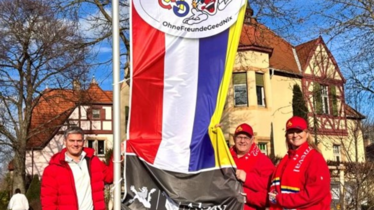 Alzey begrüßt die Fastnacht mit neuen Flaggen