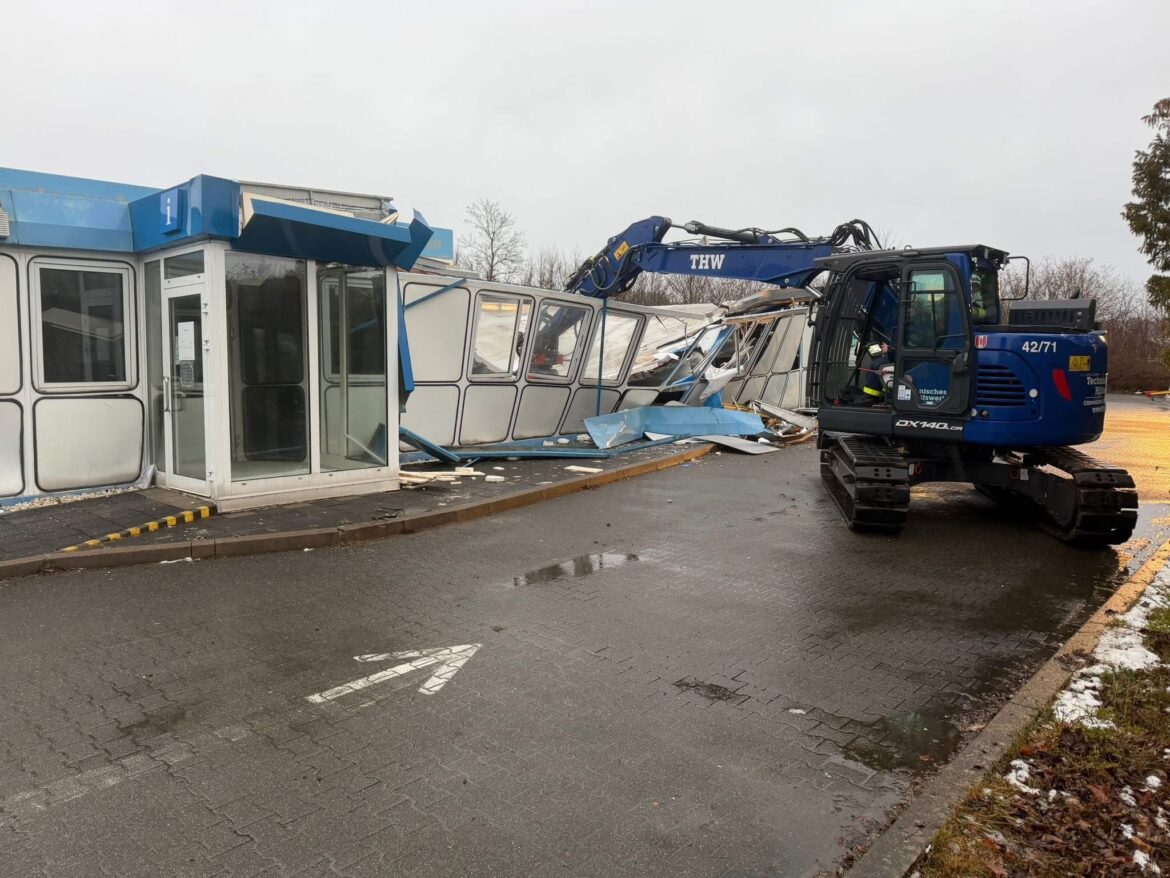  Feuerwehr nach Teileinsturz zu TÜV-Gebäude in Birkenfeld alarmiert - Birkenfeld Blaulicht  Nachrichten