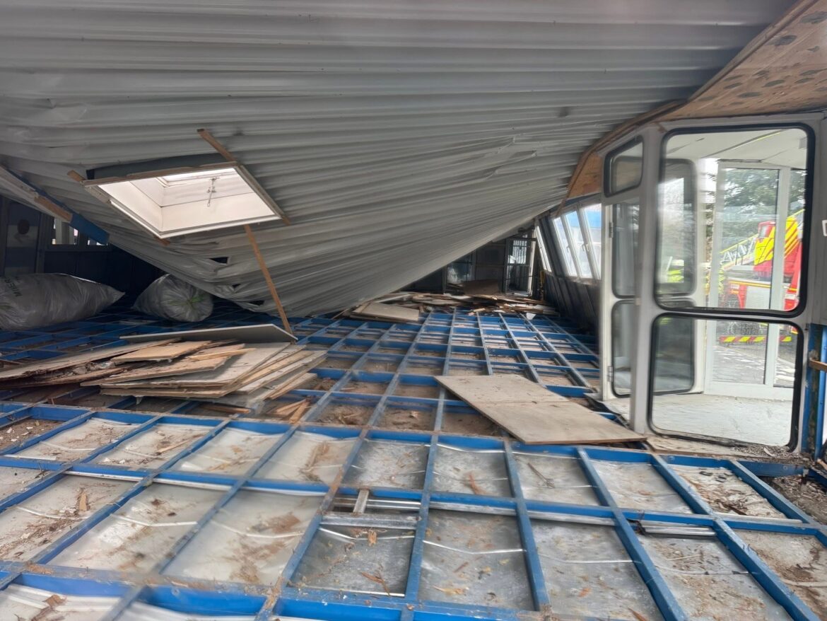  Feuerwehr nach Teileinsturz zu TÜV-Gebäude in Birkenfeld alarmiert - Birkenfeld Blaulicht  Nachrichten