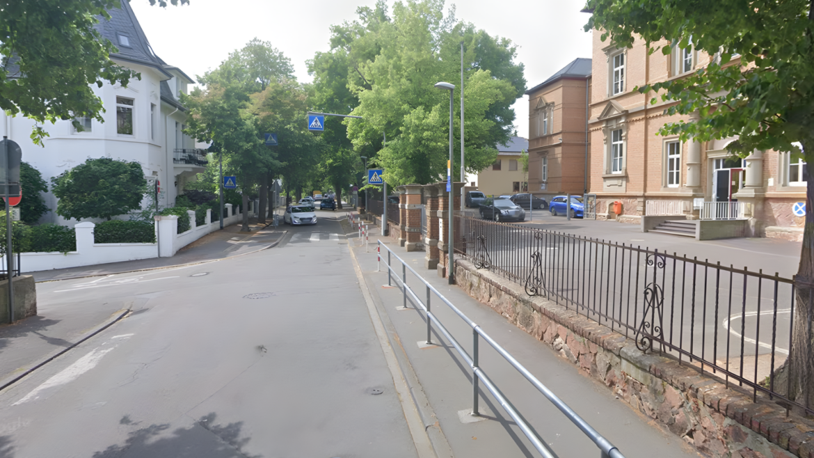 Die Hofgartenstraße vor der Hofgartenschule.