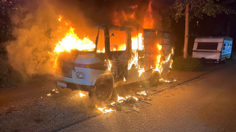 wohnmobil in flammen feuerwehr einsatz in bad kreuznach