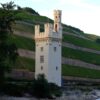 Lebensgefahr durch niedrigen Wasserstand: Freigelegtes Flussbett zum Mäuseturm in Bingen
