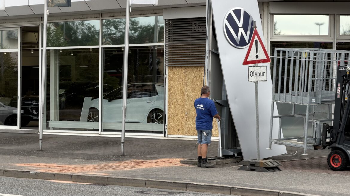 Die kaputte Glasfassade des Autohaus Jacob Fleischhauer.