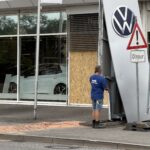 Die kaputte Glasfassade des Autohaus Jacob Fleischhauer.