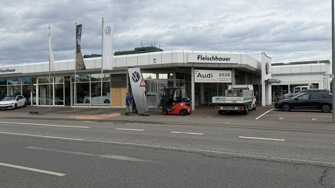 100.000 Euro Schaden: Auto kracht in Glasfassade des Autohaus Jacob Fleischhauer - Bad Kreuznach Blaulicht Nachrichten