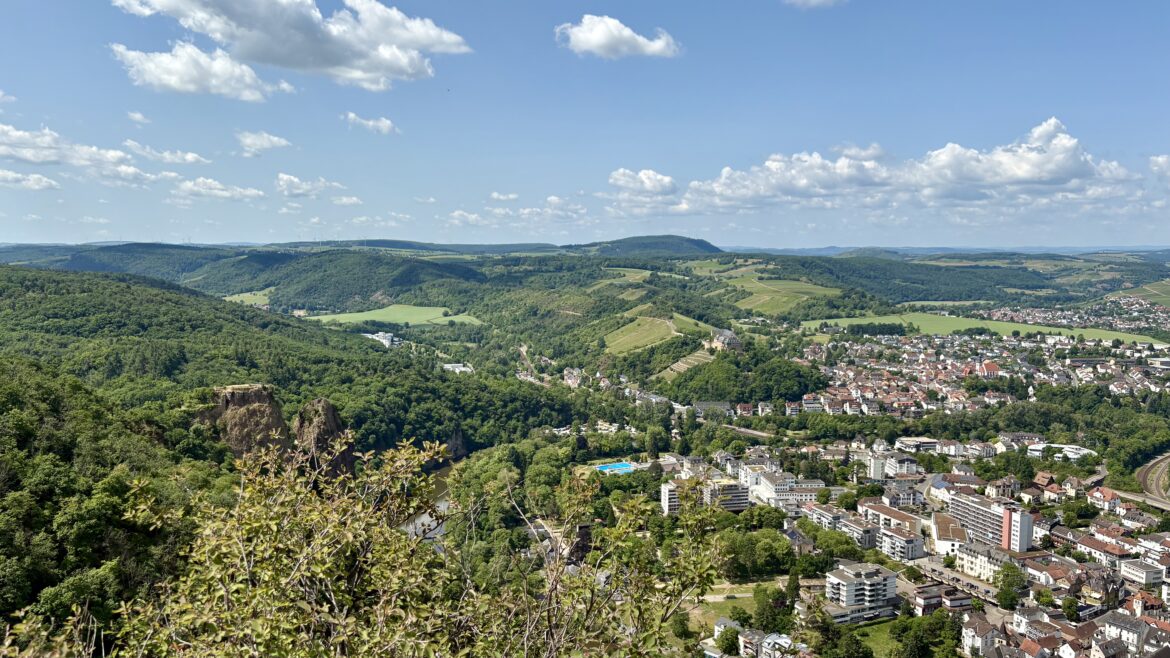Bad Münster am Stein-Ebernburg aus der Sicht vom Berg Rheingrafenstein.