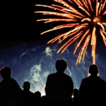 Feuerwerk am Himmel. Personen schauen nach oben.