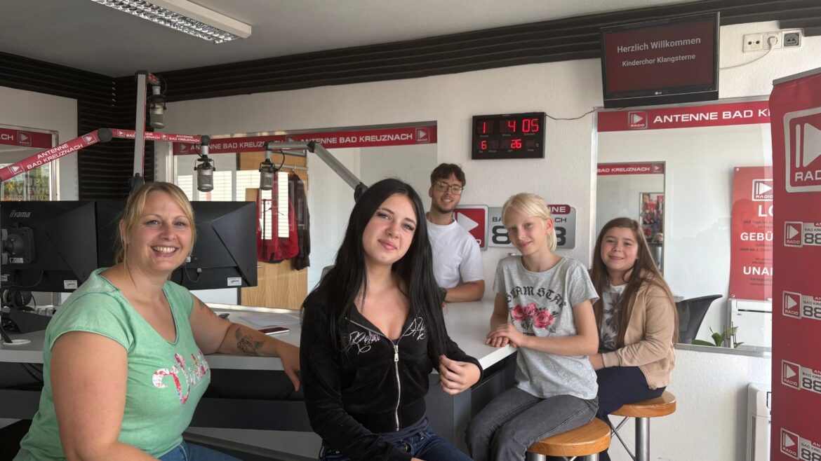 Der Kinderchor Klangsterne mit Antenne-Moderator Paul Calmund im Studio der Antenne
