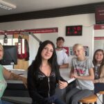 Der Kinderchor Klangsterne mit Antenne-Moderator Paul Calmund im Studio der Antenne
