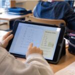 Klassenraum mit Kind und iPad Schul IT Bad Kreuznach