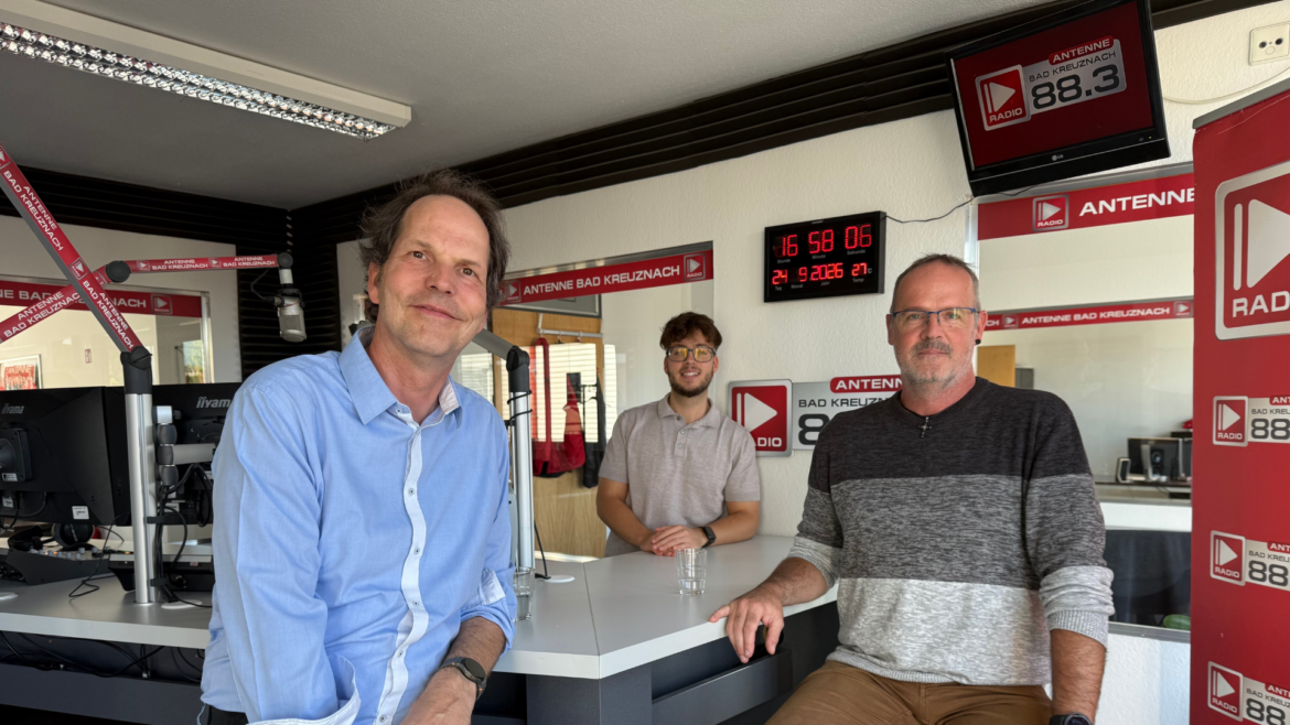 Antenne-Moderator Paul Calmund mit den beiden Studiogästen Matthias Hahn und Markus Schmitt