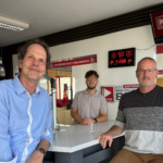 Antenne-Moderator Paul Calmund mit den beiden Studiogästen Matthias Hahn und Markus Schmitt