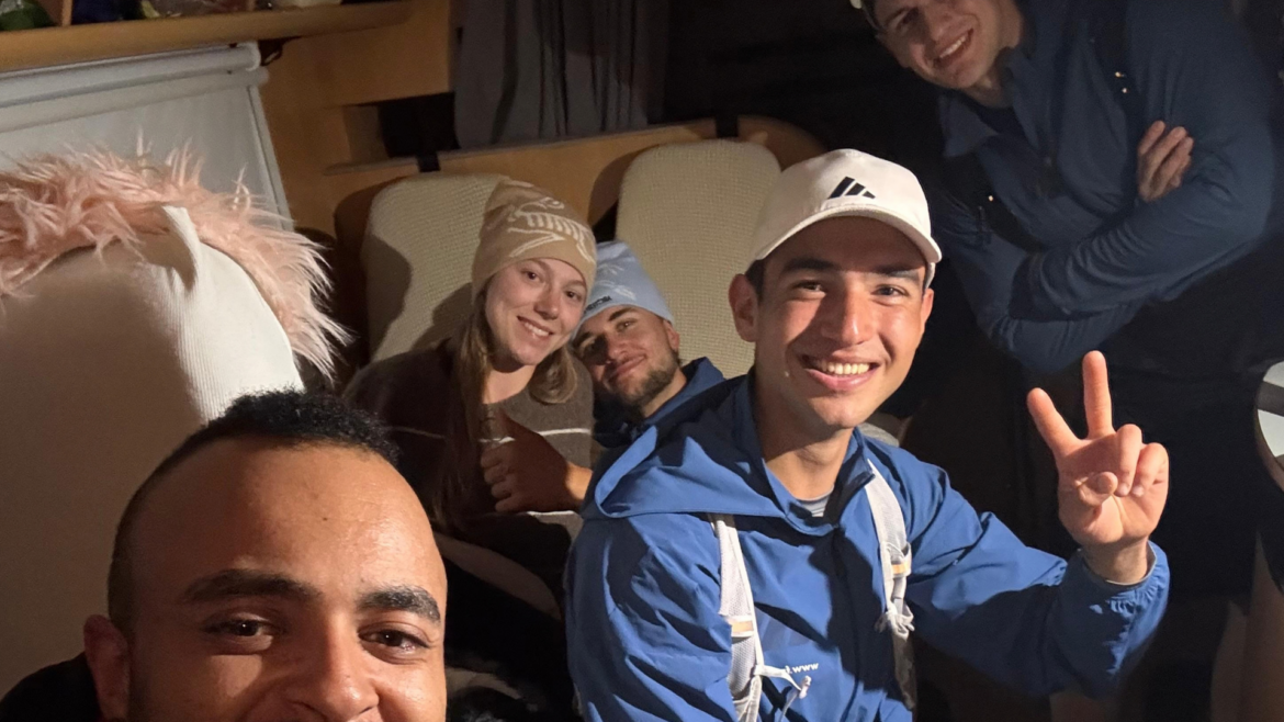Die ganze Truppe im Camper versammelt.