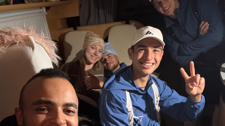 Die ganze Truppe im Camper versammelt.