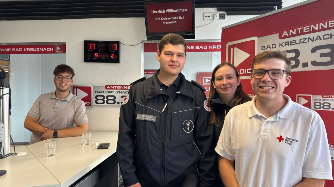 Emilia, Tim und Maxi vom DRK Bad Kreuznach, zusammen mit Antenne-Moderator Paul Calmund