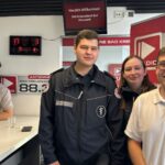 Emilia, Tim und Maxi vom DRK Bad Kreuznach, zusammen mit Antenne-Moderator Paul Calmund