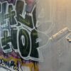 Jugendliche gestalten Unterführung mit neuen Graffiti