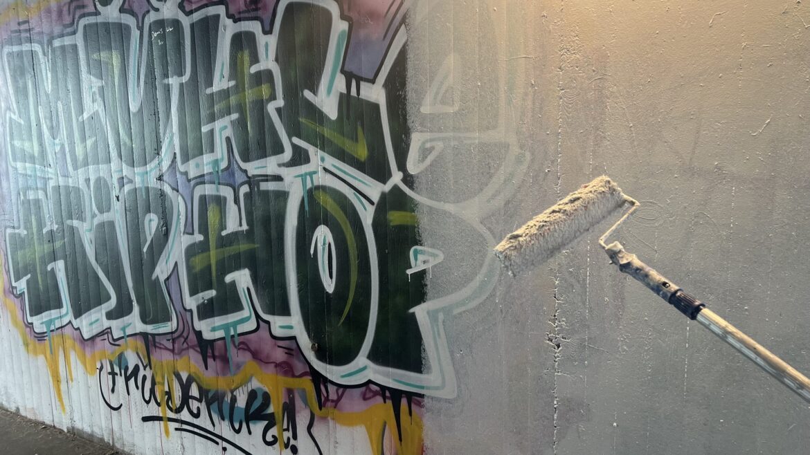Jugendliche gestalten Unterführung mit neuen Graffiti