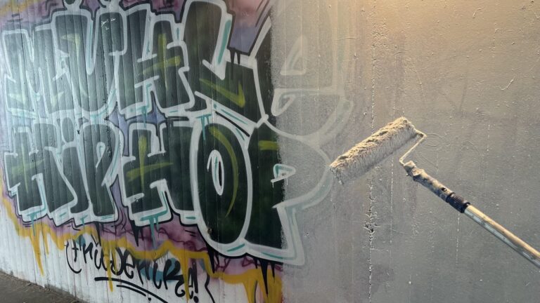 Jugendliche gestalten Unterführung mit neuen Graffiti
