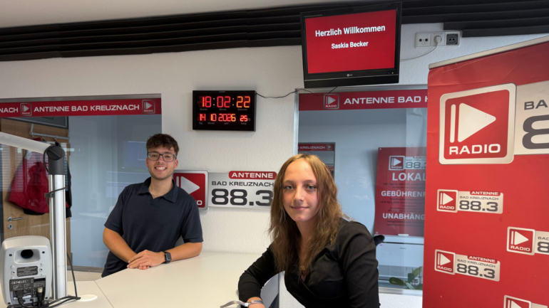 Antenne-Moderator mit Praktikantin Saskia Becker im Studio der Antenne