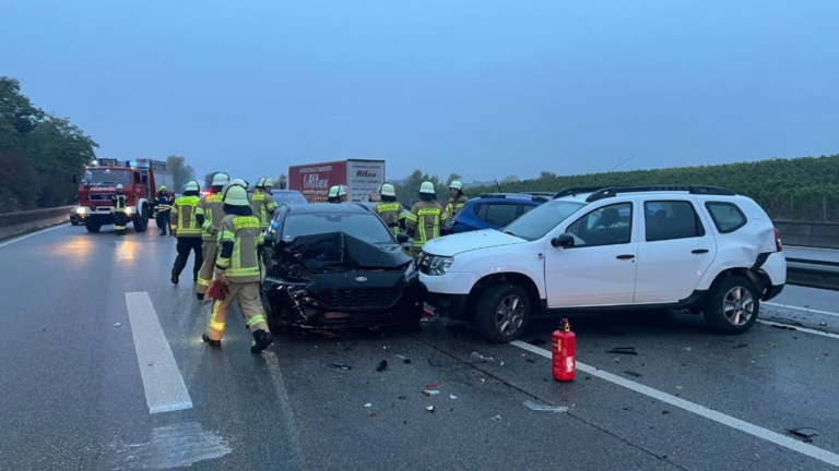 Auffahrunfall auf der B41. Mehrere beschädigte Fahrzeuge. Feuerwehrleute im Einsatz.