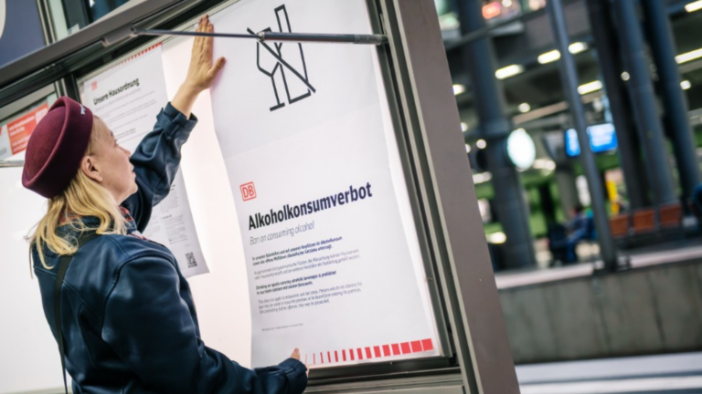 Plakat zum Alkoholkonsumverbot