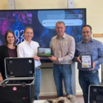 Foto: Übergabe der iPads an der Dr.-Martin-Luther-King-Grundschule (v.l.): Nina Keil, Schulamt, Kim-Kristin Weis, Konrektorin mit Schulhund Sammy im Vordergrund, Eva Steitz, Rektorin, Mirko Helmut Kohl, Schuldezernent, Gökhan Demirdag und Lennart Ludwig, beide Schul-IT Kreisverwaltung.