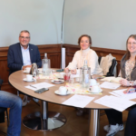 Hasan Dikilitas, Oberbürgermeister Thomas Feser, Mevlüde Kiymazaslan, Laura Ludwig und Nadja Kiese (v. l.) beim Vorbereitungsgespräch