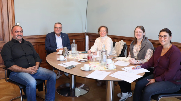 Hasan Dikilitas, Oberbürgermeister Thomas Feser, Mevlüde Kiymazaslan, Laura Ludwig und Nadja Kiese (v. l.) beim Vorbereitungsgespräch