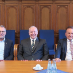 Oberbürgermeister Thomas Feser (li.) dankte Hasan Eker und Hüseyin Baraner (re.)im Sitzungsaal von Burg Klopp für das Gespräch und die eingebrachten Anregungen.
