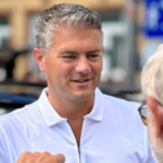 Alzeys Bürgermeister Steffen Jung im Gespräch vor Ort.